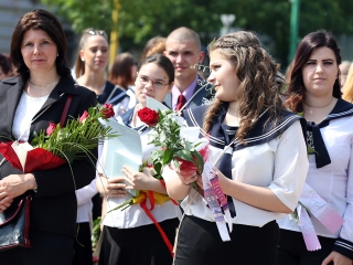 A Kereskedelmi iskola végzőseinek ballagása a főtéren - fotó: Sándor Judit