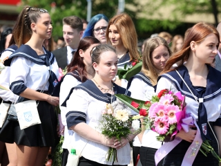 A Kereskedelmi iskola végzőseinek ballagása a főtéren - fotó: Sándor Judit