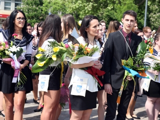 A Kereskedelmi iskola végzőseinek ballagása a főtéren - fotó: Sándor Judit