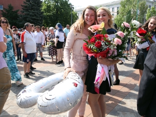 A Kereskedelmi iskola végzőseinek ballagása a főtéren - fotó: Sándor Judit