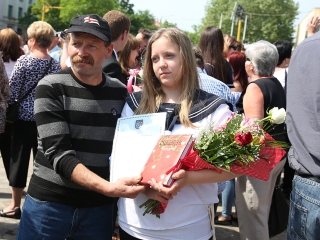 A Kereskedelmi iskola végzőseinek ballagása a főtéren - fotó: Sándor Judit