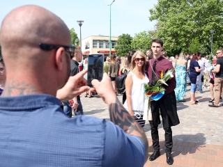 A Kereskedelmi iskola végzőseinek ballagása a főtéren - fotó: Sándor Judit