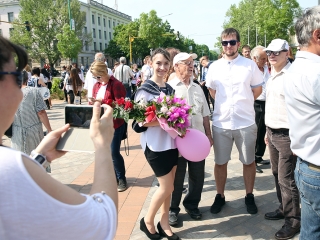 A Kereskedelmi iskola végzőseinek ballagása a főtéren - fotó: Sándor Judit