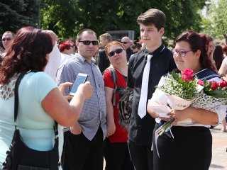 A Kereskedelmi iskola végzőseinek ballagása a főtéren - fotó: Sándor Judit