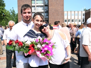 A Kereskedelmi iskola végzőseinek ballagása a főtéren - fotó: Sándor Judit