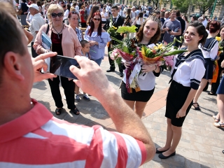 A Kereskedelmi iskola végzőseinek ballagása a főtéren - fotó: Sándor Judit