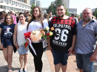 A Kereskedelmi iskola végzőseinek ballagása a főtéren - fotó: Sándor Judit