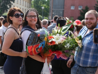 A Kereskedelmi iskola végzőseinek ballagása a főtéren - fotó: Sándor Judit