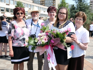 A Kereskedelmi iskola végzőseinek ballagása a főtéren - fotó: Sándor Judit