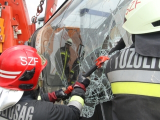 Buszbaleset Börgöndpusztánál - fotó: 