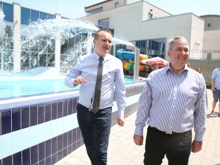 Birtokba vették a városlakók az élményfürdőt - fotó: Sándor Judit