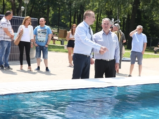 Birtokba vették a városlakók az élményfürdőt - fotó: Sándor Judit