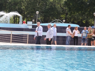 Birtokba vették a városlakók az élményfürdőt - fotó: Sándor Judit