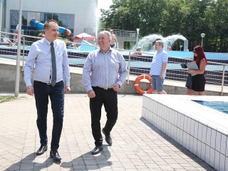 Birtokba vették a városlakók az élményfürdőt - fotó: Sándor Judit