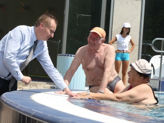 Birtokba vették a városlakók az élményfürdőt - fotó: Sándor Judit