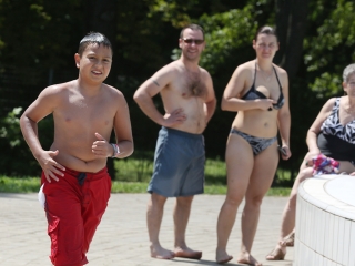 Birtokba vették a városlakók az élményfürdőt - fotó: Sándor Judit