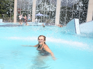 Birtokba vették a városlakók az élményfürdőt - fotó: Sándor Judit