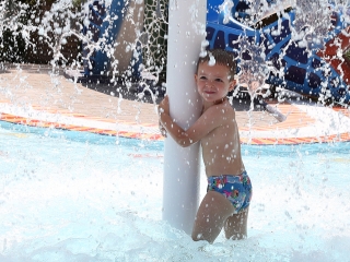 Birtokba vették a városlakók az élményfürdőt - fotó: Sándor Judit