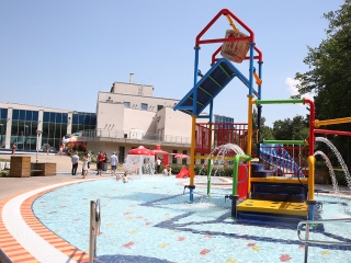 Birtokba vették a városlakók az élményfürdőt - fotó: Sándor Judit