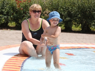 Birtokba vették a városlakók az élményfürdőt - fotó: Sándor Judit