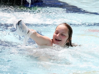 Birtokba vették a városlakók az élményfürdőt - fotó: Sándor Judit