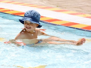 Birtokba vették a városlakók az élményfürdőt - fotó: Sándor Judit