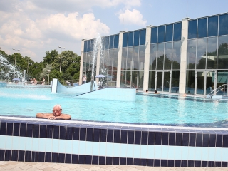 Birtokba vették a városlakók az élményfürdőt - fotó: Sándor Judit