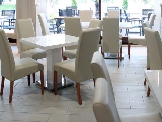 Megnyitott a felújított Főtér Kávézó - fotó: Sándor Judit