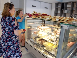 Megnyitott a felújított Főtér Kávézó - fotó: Sándor Judit