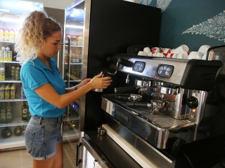 Megnyitott a felújított Főtér Kávézó - fotó: Sándor Judit