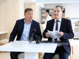 Megnyitott a felújított Főtér Kávézó - fotó: Sándor Judit