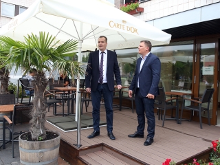 Megnyitott a felújított Főtér Kávézó - fotó: Sándor Judit