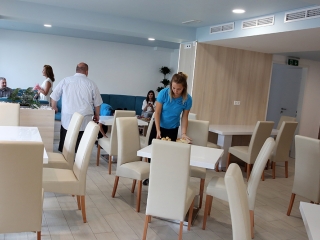 Megnyitott a felújított Főtér Kávézó - fotó: Sándor Judit