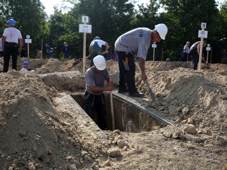 Sírásó verseny a temetőben - fotó: Sándor Judit