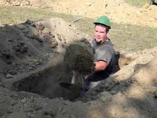 Sírásó verseny a temetőben - fotó: Sándor Judit