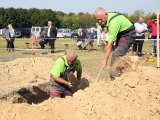 Sírásó verseny a temetőben - fotó: Sándor Judit
