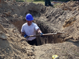 Sírásó verseny a temetőben - fotó: Sándor Judit