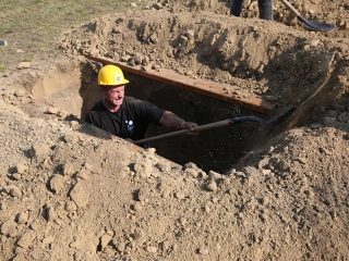 Sírásó verseny a temetőben - fotó: Sándor Judit
