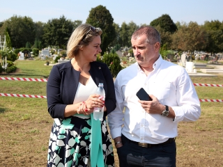 Sírásó verseny a temetőben - fotó: Sándor Judit