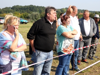 Sírásó verseny a temetőben - fotó: Sándor Judit