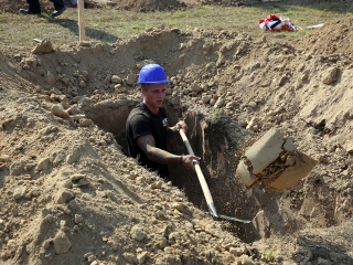 Sírásó verseny a temetőben - fotó: Sándor Judit
