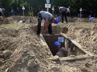 Sírásó verseny a temetőben - fotó: Sándor Judit