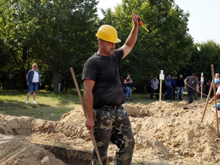 Sírásó verseny a temetőben - fotó: Sándor Judit