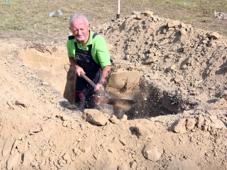 Sírásó verseny a temetőben - fotó: Sándor Judit