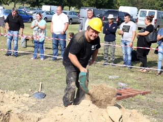 Sírásó verseny a temetőben - fotó: Sándor Judit