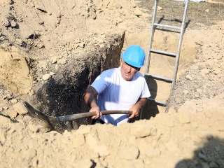 Sírásó verseny a temetőben - fotó: Sándor Judit