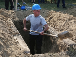 Sírásó verseny a temetőben - fotó: Sándor Judit
