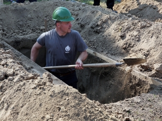 Sírásó verseny a temetőben - fotó: Sándor Judit