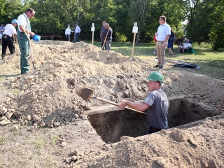 Sírásó verseny a temetőben - fotó: Sándor Judit