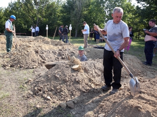 Sírásó verseny a temetőben - fotó: Sándor Judit